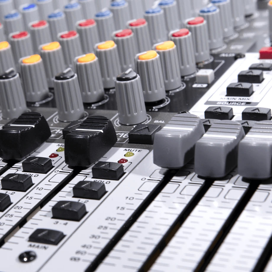 Image face avant zoom de la table de mixage LA-MIX2404
